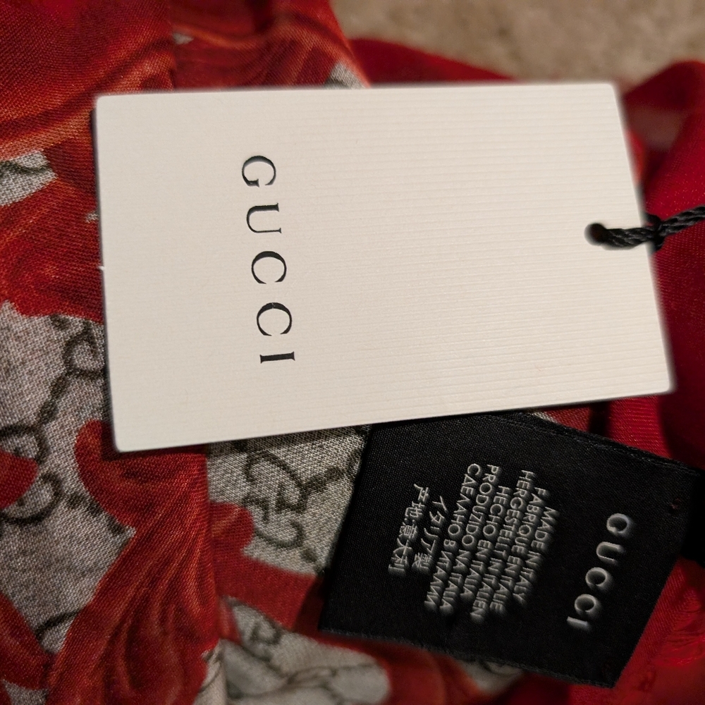 Gucci monogrammed Arabesque red silk shawl - Picture 4 of 7